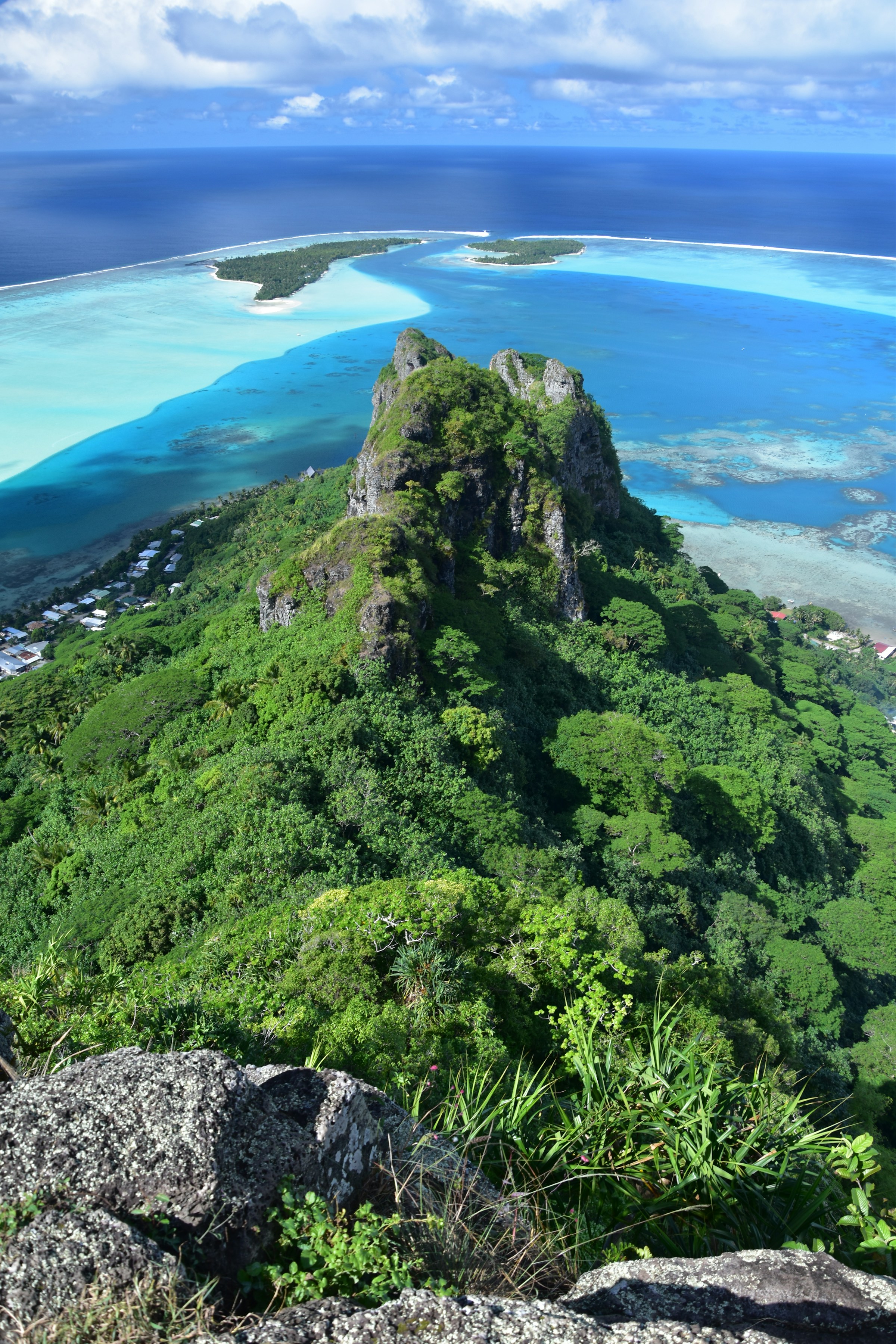 La crête rocheuse et le lagon de Maupiti vus depuis les hauteurs.