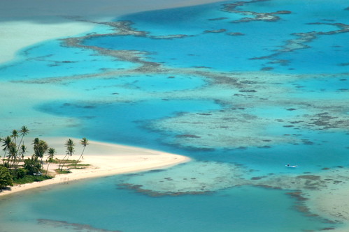La plage de Tereia et le lagon de Maupiti vus depuis la montagne en 2008.